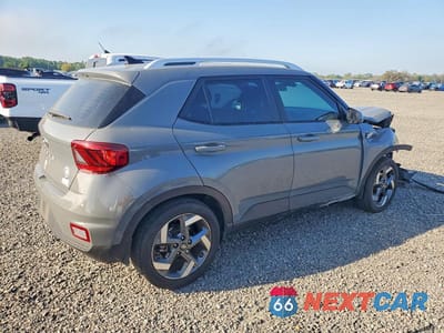 Trzecie zdjęcie samochodu z tyłu: 2022 HYUNDAI VENUE SEL VIN:KMHRC8A33NU200033 - miniatura