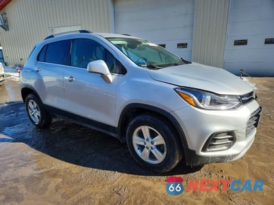 Czwarte zdjęcie samochodu z boku: 2018 CHEVROLET TRAX 1LT VIN:3GNCJPSB6JL230459 - miniatura