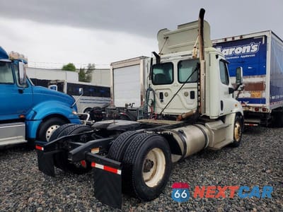 Czwarte zdjęcie samochodu z boku: 2012 FREIGHTLINER CASCADIA SEMI TRUCK VIN:1FUBGADV7CLBJ9856 - miniatura