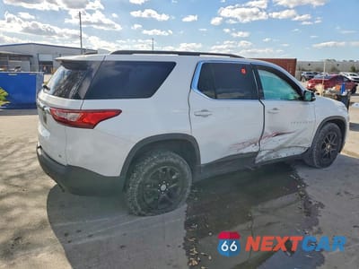 Trzecie zdjęcie samochodu z tyłu: 2020 CHEVROLET TRAVERSE LT VIN:1GNEVHKW6LJ220000 - miniatura