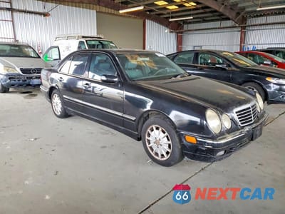 Czwarte zdjęcie samochodu z boku: 2000 MERCEDES-BENZ E 320 VIN:WDBJF65J5YB148487 - miniatura