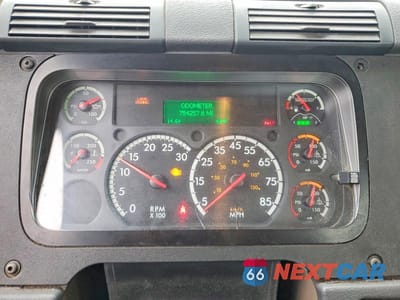 Zdjęcie 8 z 10 samochodu: 2016 FREIGHTLINER CASCADIA 125 SEMI TRUCK VIN:1FUBGEDV5GLHC5682 - miniatura