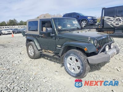 Czwarte zdjęcie samochodu z boku: 2010 JEEP WRANGLER SAHARA VIN:1J4AA5D19AL123176 - miniatura