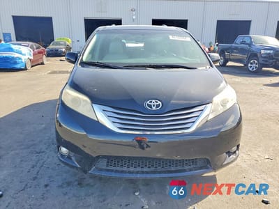 Piąte zdjęcie samochodu w środku: 2017 TOYOTA SIENNA XLE 8-PASSENGER VIN:5TDYZ3DC9HS877853 - miniatura