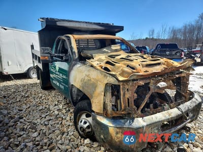 Czwarte zdjęcie samochodu z boku: 2018 CHEVROLET SILVERADO DUMP TRUCK VIN:1GB3KYCY4JF182022 - miniatura