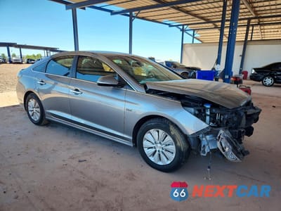 Czwarte zdjęcie samochodu z boku: 2017 HYUNDAI SONATA HYBRID SE VIN:KMHE24L35HA071077 - miniatura