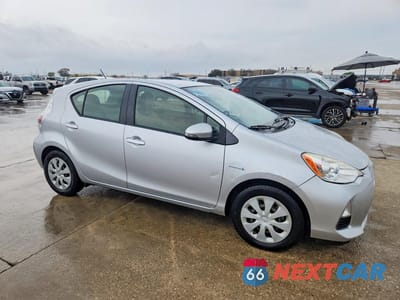 Czwarte zdjęcie samochodu z boku: 2014 TOYOTA PRIUS C ONE VIN:JTDKDTB37E1064558 - miniatura