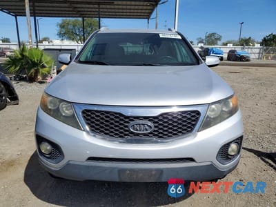 Piąte zdjęcie samochodu w środku: 2011 KIA SORENTO LX VIN:5XYKT3A18BG040011 - miniatura