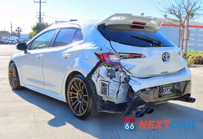 Czwarte zdjęcie samochodu z boku: 2021 TOYOTA COROLLA HATCHBACK XSE VIN:JTNA4MBE3M3129813 - miniatura