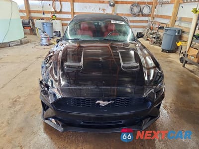 Piąte zdjęcie samochodu w środku: 2018 FORD MUSTANG VIN:1FATP8UH1J5112159 - miniatura