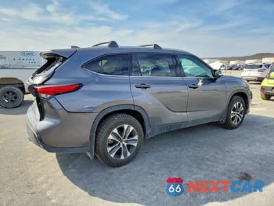 Trzecie zdjęcie samochodu z tyłu: 2022 TOYOTA HIGHLANDER HYBRID XLE VIN:5TDGARAH0NS510096 - miniatura