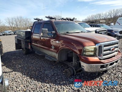 Czwarte zdjęcie samochodu z boku: 2005 FORD F350 SUPER DUTY FLATBED TRUCK VIN:1FTWW33P25EA90328 - miniatura