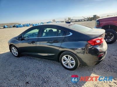 Drugie zdjęcie samochodu z przodu: 2018 CHEVROLET CRUZE LT VIN:1G1BE5SM7J7139325 - miniatura