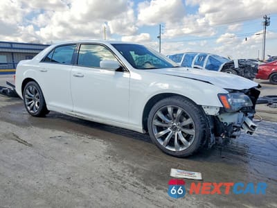 Czwarte zdjęcie samochodu z boku: 2014 CHRYSLER 300 S VIN:2C3CCABG0EH373230 - miniatura