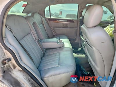 Zdjęcie 10 z 12 samochodu: 2004 LINCOLN TOWN CAR EXECUTIVE VIN:1LNHM81W84Y624320 - miniatura
