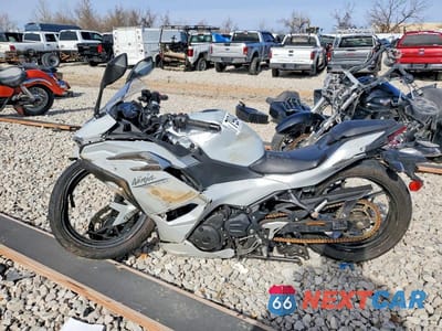 Trzecie zdjęcie samochodu z tyłu: 2025 KAWASAKI EX500 H VIN:ML5EXGH19SDA62562 - miniatura