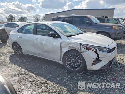 Czwarte zdjęcie samochodu z boku: 2024 KIA FORTE GT-LINE VIN:3KPF54AD9RE799303 - miniatura