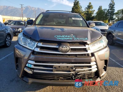 Piąte zdjęcie samochodu w środku: 2019 TOYOTA HIGHLANDER LE VIN:5TDBZRFH4KS977478 - miniatura