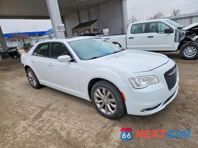 Czwarte zdjęcie samochodu z boku: 2016 CHRYSLER 300 LIMITED VIN:2C3CCARG3GH182524 - miniatura