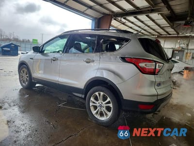Drugie zdjęcie samochodu z przodu: 2018 FORD ESCAPE SE VIN:1FMCU0GD2JUD34904 - miniatura