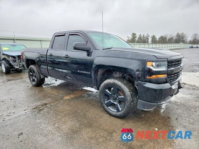 Czwarte zdjęcie samochodu z boku: 2018 CHEVROLET SILVERADO K1500 VIN:1GCVKNEC2JZ295082 - miniatura