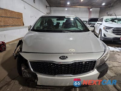Piąte zdjęcie samochodu w środku: 2017 KIA FORTE LX VIN:3KPFL4A70HE121005 - miniatura