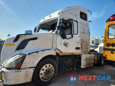 Zdjęcie 9 z 10 samochodu: 2014 VOLVO VNL SEMI TRUCK VIN:4V4NC9TG2EN176153 - miniatura