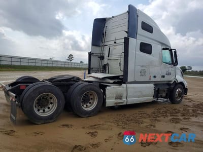 Czwarte zdjęcie samochodu z boku: 2022 VOLVO VNL SEMI TRUCK VIN:4V4NC9EHXNN311210 - miniatura