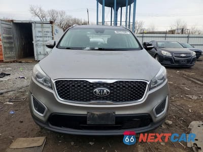 Piąte zdjęcie samochodu w środku: 2018 KIA SORENTO LX V6 VIN:5XYPG4A53JG359141 - miniatura