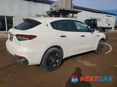 Trzecie zdjęcie samochodu z tyłu: 2023 MASERATI LEVANTE MODENA VIN:ZN661YUM7PX414668 - miniatura
