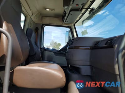 Piąte zdjęcie samochodu w środku: 2017 VOLVO VNL SEMI TRUCK VIN:4V4N39TG7HN988102 - miniatura