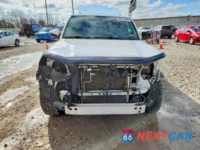 Piąte zdjęcie samochodu w środku: 2018 TOYOTA 4RUNNER SR5 PREMIUM VIN:JTEBU5JR4J5573037 - miniatura