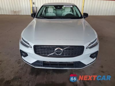 Piąte zdjęcie samochodu w środku: 2021 VOLVO S60 T5 R-DESIGN VIN:7JR102FZ0MG123026 - miniatura