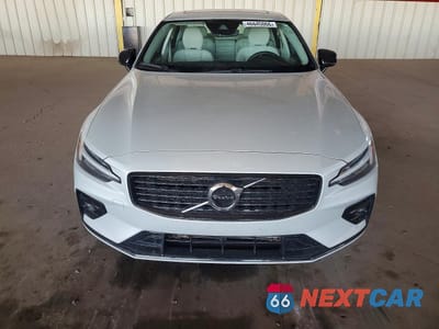 Piąte zdjęcie samochodu w środku: 2021 VOLVO S60 T5 R-DESIGN VIN:7JR102FZ0MG123026 - miniatura