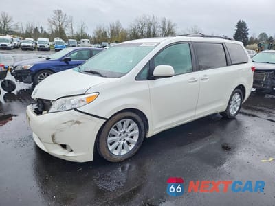 2015 TOYOTA SIENNA XLE 7-PASSENGER 5TDDK3DC4FS119497 - główne zdjęcie licytacji z USA - miniatura