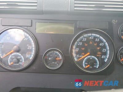 Zdjęcie 8 z 10 samochodu: 2018 FREIGHTLINER CASCADIA 125 SEMI TRUCK VIN:1FUJGLDR1JLHF2680 - miniatura