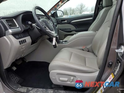 Zdjęcie 7 z 14 samochodu: 2017 TOYOTA HIGHLANDER XLE VIN:5TDJZRFH0HS422984 - miniatura