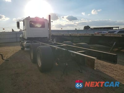 Trzecie zdjęcie samochodu z tyłu: 2018 MACK CXU613 TRUCK CAB AND CHASSIS VIN:1M2AW07C9JM089222 - miniatura