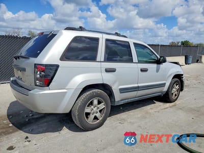 Trzecie zdjęcie samochodu z tyłu: 2005 JEEP GRAND CHEROKEE LAREDO VIN:1J4HS48N05C569113 - miniatura