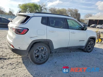 Trzecie zdjęcie samochodu z tyłu: 2025 JEEP COMPASS LATITUDE VIN:3C4NJDBN9ST577599 - miniatura