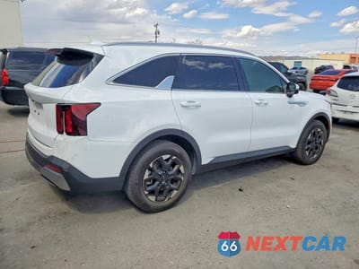 Trzecie zdjęcie samochodu z tyłu: 2025 KIA SORENTO S VIN:5XYRL4JC0SG318034 - miniatura