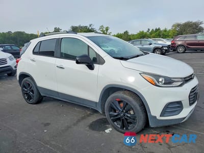 Czwarte zdjęcie samochodu z boku: 2018 CHEVROLET TRAX 1LT VIN:3GNCJPSB7JL279153 - miniatura