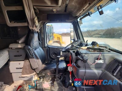 Piąte zdjęcie samochodu w środku: 2000 VOLVO VN VIN:4V4ND4JH9YN235134 - miniatura