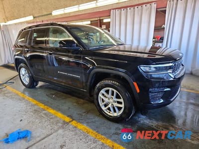 Czwarte zdjęcie samochodu z boku: 2024 JEEP GRAND CHEROKEE LAREDO VIN:1C4RJHAG0RC263017 - miniatura