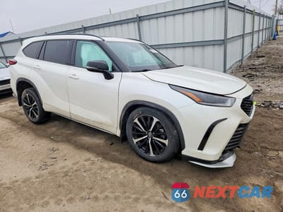 Czwarte zdjęcie samochodu z boku: 2021 TOYOTA HIGHLANDER XSE VIN:5TDJZRBH3MS132187 - miniatura