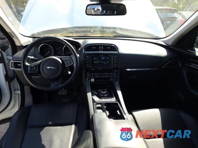 Zdjęcie 9 z 10 samochodu: 2018 JAGUAR F-PACE PREMIUM VIN:SADCJ2EV9JA252811 - miniatura