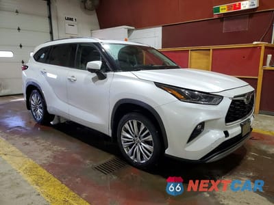 Czwarte zdjęcie samochodu z boku: 2023 TOYOTA HIGHLANDER PLATINUM VIN:5TDKDRBH1PS506156 - miniatura