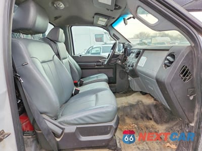 Piąte zdjęcie samochodu w środku: 2016 FORD F550 SUPER DUTY BUCKET TRUCK VIN:1FDUF5HT5GEB43188 - miniatura