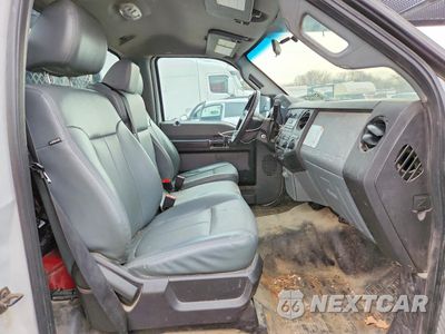 Piąte zdjęcie samochodu w środku: 2016 FORD F550 SUPER DUTY BUCKET TRUCK VIN:1FDUF5HT5GEB43188 - miniatura