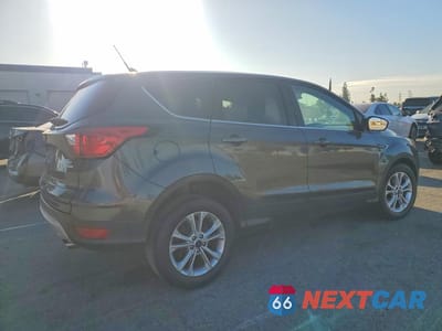 Trzecie zdjęcie samochodu z tyłu: 2019 FORD ESCAPE SE VIN:1FMCU0GD5KUB79329 - miniatura